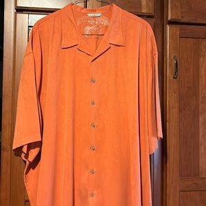 Tommy Bahama men’s short sleeve orange button down shirt. Excellent condition.